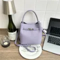 Elegante lavendelfarbene Beuteltasche aus Leder mit Lychee-Muster und silbernem Schloss - Bag Only (Without Pendant) / Lila