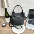 Vintage schwarze Eimer-Tasche mit Lychee-Struktur, Silberverschluss und Umhängeriemen - Bag Only (Without Pendant) / Schwarz