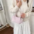 Minimalistische lavendelrosa Cloud-Bag mit Knotengriffen und Umhängeriemen - Einzelne Tasche / Lila