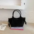 Schwarze Wildleder-Beuteltasche mit Knotengriffen und Kordelzug für den Sommer - Einzelne Tasche / Schwarz