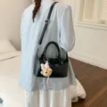 Sac polochon en cuir souple noir pour femme avec un joli porte-clés en peluche ours en peluche. - Avec Pendentif / Noir