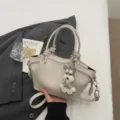Minimalistische cremeweiße Damen-Eimertasche mit süßem Schnauzer-Anhänger und Gurt - Mit Anhänger / Grau