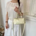 Sac Boston élégant en cuir souple crème avec bandoulière réglable pour femmes - Sac Unique / Jaune
