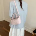 Sac Boston chic en cuir souple rose, sac à bandoulière élégant pour femme en été - Sac Unique / Rose