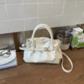 Elegante cremeweiße Faltenhandtasche mit Vintage-Gürtelschnallen-Design für Damen - Einzelne Tasche / Weiß