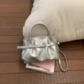 Elegante silberne gefaltete Handtasche aus Kunstleder mit Ziergürtel und Tragegurt - Einzelne Tasche / Silber
