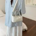 Élégant petit sac cabas oreiller en cuir souple blanc avec large bandoulière réglable - Sac Unique / Blanc