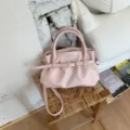 Elegante retro rosa gefaltete Handtasche mit Ziergürtel und verstellbarem Schultergurt - Einzelne Tasche / Rosa