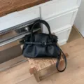 Schwarze Retro-Handtasche mit Falten, Gürtelschnalle und Schultergurt für Damen - Einzelne Tasche / Schwarz