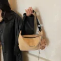 Sac dumpling en daim givré beige rétro avec breloque ours mignonne et large bandoulière - Kaki (Avec Pendentif)