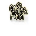 Kreative "Coffee FIRST" Emaille-Brosche mit eleganter Gold- und Schwarzlackierung für Kleidung - Coffee First Typografie (XZ3655)