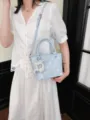 Elegante hellblaue Handtasche mit Polka Dots, Notenanhänger und Umhängeriemen - Mit Anhänger / Blau