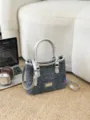 Sac seau en denim bleu avec anses argentées dans un décor décontracté - Bleu Foncé Strass (Sac Seul)
