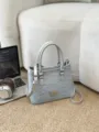 Élégant sac seau en denim bleu clair avec poignées métalliques argentées et lanière - Argent Bleu (Sac Seul)