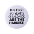 Badge rond amusant avec texte 'The First 60 Years of Childhood' en fer-blanc blanc - Style Les 60 Premières Années d'Enfance(MXZ107)