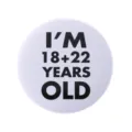 Badge en fer-blanc blanc minimaliste avec texte mathématique I'M 18+22 YEARS OLD. - Style J'ai 18+22 Ans(MXZ108)