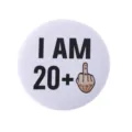 Broche drôle en fer-blanc blanc avec motif 'I AM 20+' et geste du doigt d'honneur - Style Je Suis 20+ Doigt(MXZ109)
