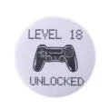 Badge rond en fer-blanc blanc avec un design de manette de jeu Level 18 Unlocked - Style de Jeu Niveau 18 Déverrouillé (MXZ116)