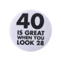 Badge humoristique blanc en fer-blanc pour 40e anniversaire avec texte noir drôle - Style Citation Humoristique 40 Ans (MXZ117)