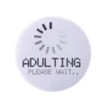 Badge broche en fer blanc design Adulting Loading pour vêtements et sacs à dos - Style Drôle Chargement de l'Adulte (MXZ119)