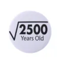 Badge rond minimaliste en fer-blanc avec imprimé mathématique amusant '√2500 Years Old' - Style Mathématique 50 Ans (MXZ121)