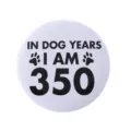 Broche ronde en fer-blanc avec citation In Dog Years I Am 350 pour sacs et accessoires - Style En Années de Chien J'ai 350 Ans (MXZ125)