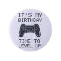 Broche ronde en fer-blanc avec thème anniversaire de gamer et message de level up - Style Niveau de Jeu Supérieur (MXZ126)