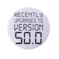 Badge bouton blanc minimaliste avec texte Recently Upgraded To Version 50.0 imprimé dessus - Style Version 50.0 (MXZ127)
