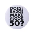Badge rond amusant en fer-blanc avec le slogan 'Est-ce que ce badge me fait 50 ans?' - Style Drôle de Look 50 Ans (MXZ129)