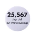 Petit badge rond blanc 70 ans avec texte drôle '25,567 days old' imprimé en noir - Style 25 567 Jours (MXZ132)