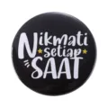 Round black tinplate badge with white inspirational quote and small yellow stars. - Nikmati setiap SAAT Inspirational Quote (MXZ082)