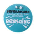 Blue round tinplate badge button featuring inspirational Bekerjasama motivational text - BEKERJASAMA Inspirational Quote (MXZ084)