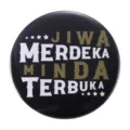 Stylish black round tinplate button badge with motivational Free Soul Open Mind slogan - JIWA MERDEKA Inspirational Quote (MXZ085)
