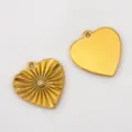 Colgante de corazón de acero inoxidable chapado en oro de 18K con sol - Corazón con Circonita Única / 4 Piezas (18x19mm)