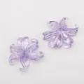 Cuentas translúcidas de flores de lirio púrpura irisado para manualidades y joyas. - 20 Piezas/Paquete / Púrpura