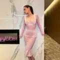 Abito bodycon trasparente in mesh rosa a maniche lunghe sexy, vestito da festa elegante. - Taglia S / Rosa