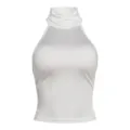 Top bianco aderente smanicato in raso, dettaglio che evidenzia la texture del tessuto. - Taglia M / Bianco