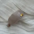 Detailansicht einer minimalistischen ovalen Haarklammer in Taupe mit goldenem Anhänger - Ellipse / Gelee Aprikose