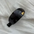 Eleganter glänzender schwarzer ovaler Bananen-Haarclip mit goldenem Handmade-Label - Ellipse / Dunkelbraun
