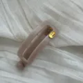 Detail der beigen Haarspange mit 'Hand Made' Goldanhänger auf Stoff. - Hohles Quadrat / Gelee Aprikose