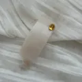 Detailansicht der eleganten creme-acetat Haarklammer mit goldenem Handmade-Etikett. - Quadratisch / Gelee-Weiß