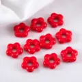 Cuentas huecas de flor de ciruelo de acrílico rojo para kit de joyería de bricolaje - Paquete de 10 / Rojo