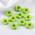 Cuentas de acrílico verde vibrante en forma de flor con acabado pintado para joyas - Paquete de 10 / Verde Fruta