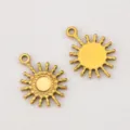 Set di due ciondoli a forma di sole in acciaio inox 304 dorato per creazione gioielli - Stile a Puntini Dorato