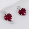 Rode hartvormige glazen hanger met roestvrijstalen zetting voor DIY sieraden - Staalrood