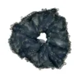 Dettaglio di un elastico per capelli in organza nera con stampa floreale e bordi di perline. - Nero