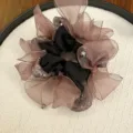 Chouchou élégant avec nœuds en ruban mauve, détails en strass et breloque en perle. - Violet