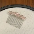 Vue détaillée d'un peigne à cheveux français avec perles roses et cristaux - Rose Clair