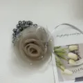 Détail d'un chouchou rose en résille grise élégante avec nœud en strass - Cravate à cheveux / Champagne