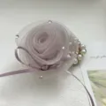 Gros plan d'un élégant chouchou rose en maille mauve avec strass et ruban. - Cravate à cheveux / Rose Pourpre